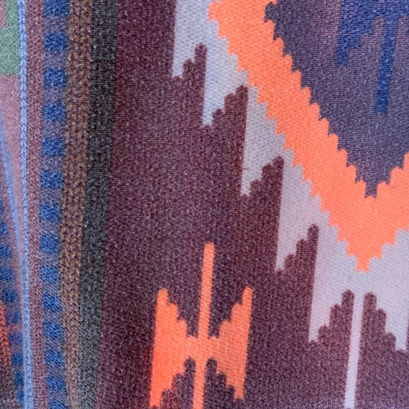 White Birch Women’s Short Sleeve Hooded Tan Neon Pink Tribal Top Size Small - Picture 6 of 6